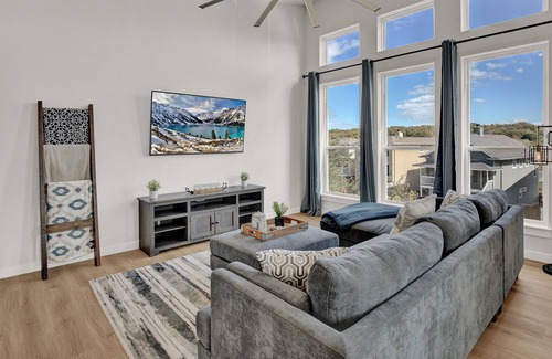 Point Venture House | Stunning Lake Home W/pool-beach-gym-boat Access