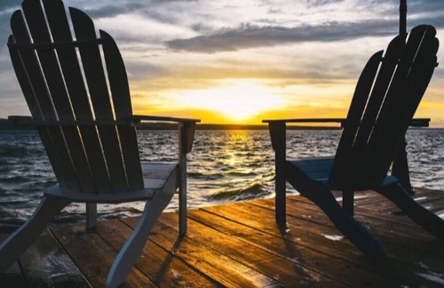 King Ferry House | Inviting Lake House with Breathtaking Views and Pool