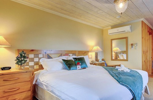 Georgina Apartment | Stunning Lake View guest rooms at Jackson Point (Boathouse)