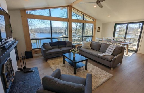 Cressy House | Inviting Lakefront Cottage Retreat in Prince Edward County
