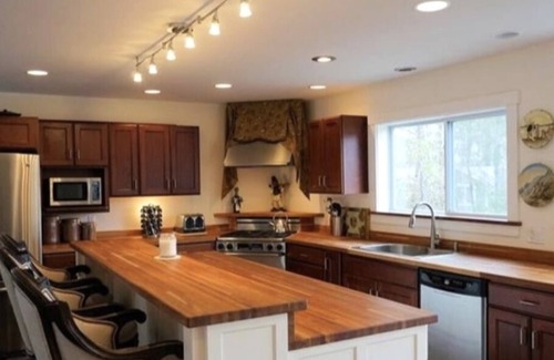 Belfast House | Picturesque Lakefront Retreat at Swanlake with Hot Tub