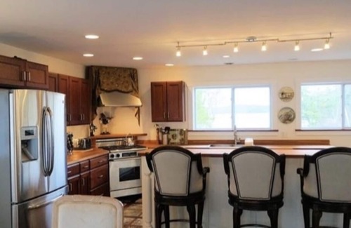 Belfast House | Picturesque Lakefront Retreat at Swanlake with Hot Tub