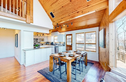 Bentonville - Fayetteville Cabin | Elegant Lakefront Retreat with Infinity Pool & Sauna