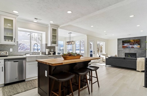 Huntsville House | Lakefront Retreat with Jacuzzi & Breathtaking Mountain Views