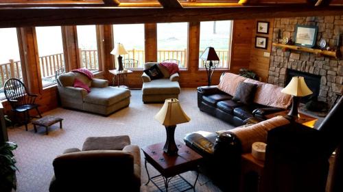 Mineral House | Stunning Lakeside Cabin Rental with Private Boat Dock in Louisa County, Virginia