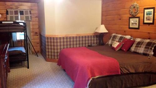 Mineral House | Stunning Lakeside Cabin Rental with Private Boat Dock in Louisa County, Virginia