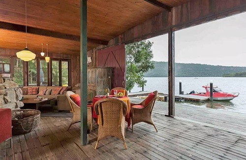 Bar Point Cottage | Spring Escape at Oxley Boatshed with Open Fire by River