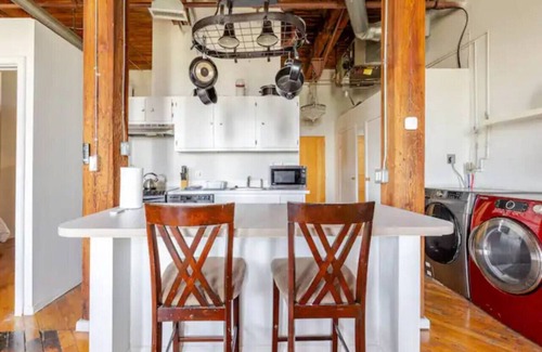 Detroit Apartment | Relax at Detroit Riverview Loft with Pool and Kitchen Access