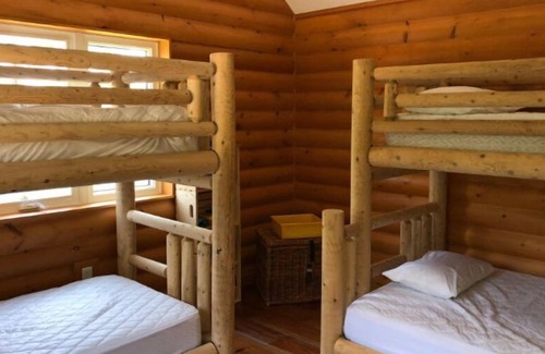 Dysart et al Cottage | Cozy Log Cottage Retreat with Beach on Redstone Lake