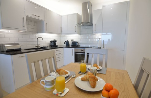 St Ives Apartment | Beachfront Lower Deck Apartment with Ocean View & Pool