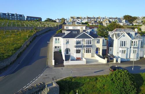 St Ives Apartment | Beachfront Lower Deck Apartment with Ocean View & Pool