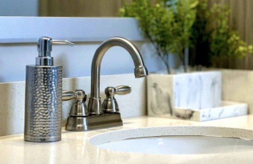 Park Hills Apartment | Stunning Lux Apt design w/pool & Cincinnati view