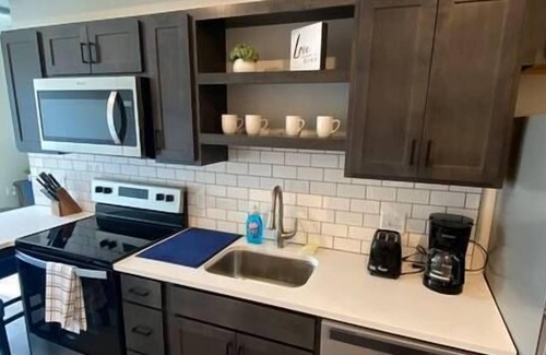 Downtown Apartment | Top-Rated 1 Bedroom Apartment in Downtown QC