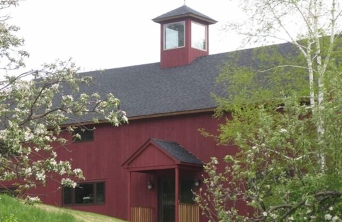 Craryville House | Exclusive Barn Retreat: Year-Round Paradise for All!