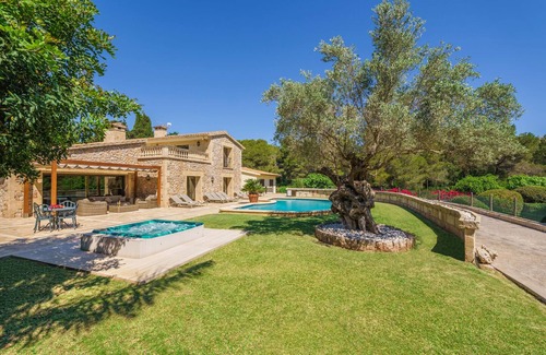 Puerto de Pollensa Villa | Indulge in a Private Beach Villa with Pool in Puerto Pollensa