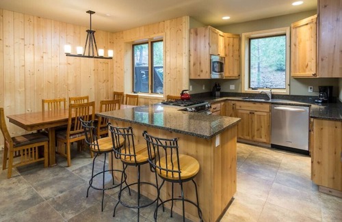 Bend Cabin | Elegant Retreat with Hot Tub & Scenic Lake Views in Bend