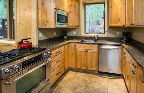 Bend Cabin | Elegant Retreat with Hot Tub & Scenic Lake Views in Bend