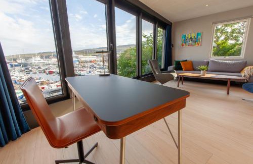 Torshavn Apartment | Elegant Marina View in the Heart of the City - 10/10 Rated