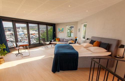 Torshavn Apartment | Elegant Marina View in the Heart of the City - 10/10 Rated