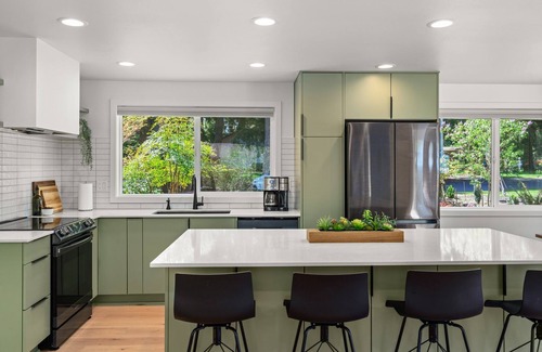 Lacey House | Pet-Friendly MCM in Lacey - Ideal for Families & Groups