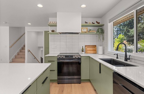 Lacey House | Pet-Friendly MCM in Lacey - Ideal for Families & Groups