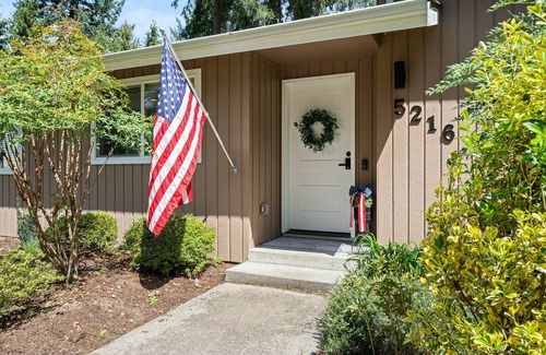 Lacey House | Pet-Friendly MCM in Lacey - Ideal for Families & Groups