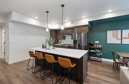 People's Freeway Condo | Guest Rated 10/10: MidCentury Condo in SLC with Parking