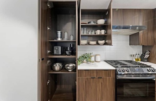 People's Freeway Condo | Guest Rated 10/10: MidCentury Condo in SLC with Parking