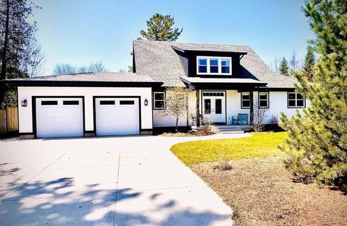 Southampton House | Family-Friendly Oceanfront Cottage Steps from the Beach
