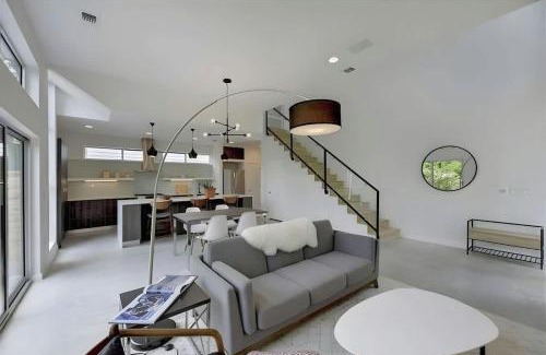 Tarrytown House | Contemporary Home with Pool & Hot Tub in Downtown Austin