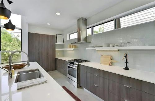 Tarrytown House | Contemporary Home with Pool & Hot Tub in Downtown Austin