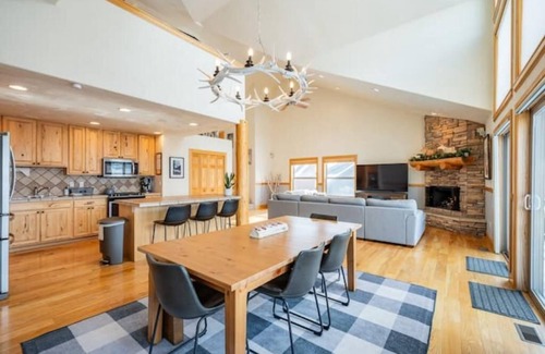 Pole Creek House | Exceptional Modern Mountain Retreat with Private Hot Tub