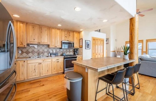 Pole Creek House | Exceptional Modern Mountain Retreat with Private Hot Tub