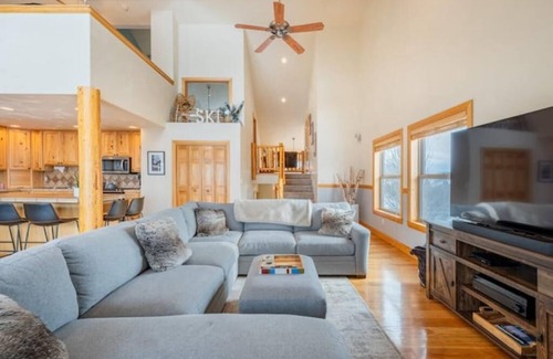 Pole Creek House | Exceptional Modern Mountain Retreat with Private Hot Tub