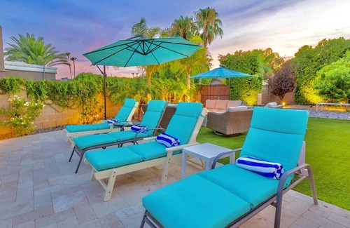 Park Scottsdale Eight Villa | Stunning Modern Remodel Near Old Town, New Heated Pool, Spa & Fire Pit HUGE YARD