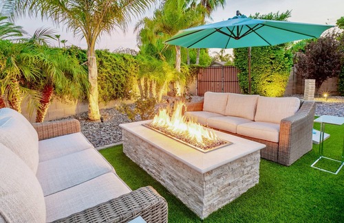 Park Scottsdale Eight Villa | Stunning Modern Remodel Near Old Town, New Heated Pool, Spa & Fire Pit HUGE YARD