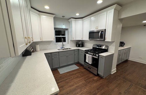 Oak Park House | Stunning Modern & Spacious Sleeps 16 in Forest Park
