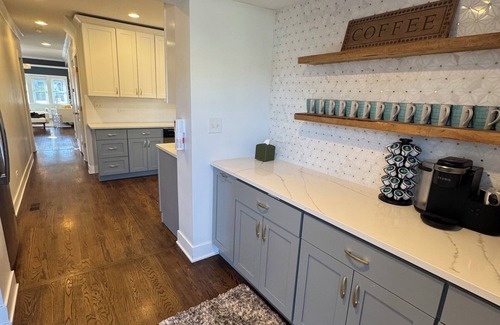 Oak Park House | Stunning Modern & Spacious Sleeps 16 in Forest Park