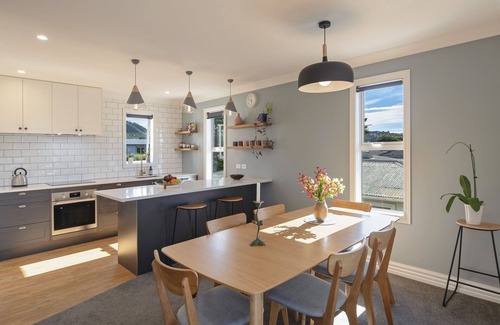 Nelson House | Characterful City-Fringe Townhouse with Ocean Views & Spa