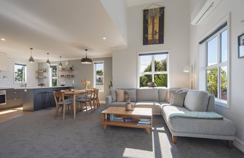 Nelson House | Characterful City-Fringe Townhouse with Ocean Views & Spa