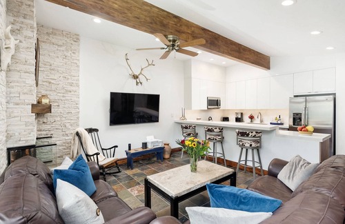 Snowmass Village Condo | Premier Ski-In/Out Snowmass Retreat with Pool & Hot Tub