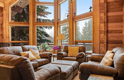 Hyak Cabin | Stunning mountain retreat near skiing & lake w/ free WiFi, spacious deck, & more