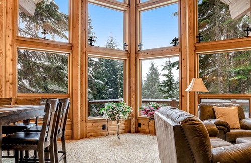 Hyak Cabin | Stunning mountain retreat near skiing & lake w/ free WiFi, spacious deck, & more