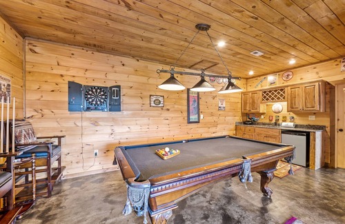 Mineral Bluff Cabin | Unforgettable Sunset Views with Hot Tub & King Bedrooms