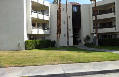 Palm Springs Condo | Idyllic Mountain View Condo near Downtown with Pool