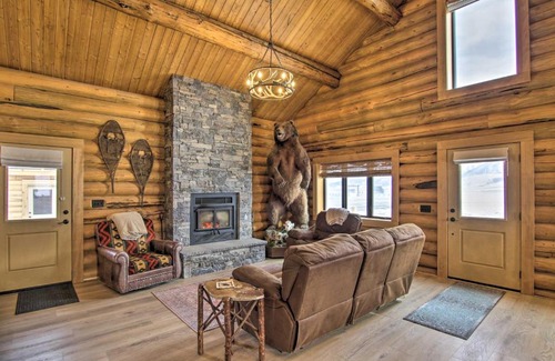 Livingston House | Inviting Livingston Cabin with Deck and Mountain Views