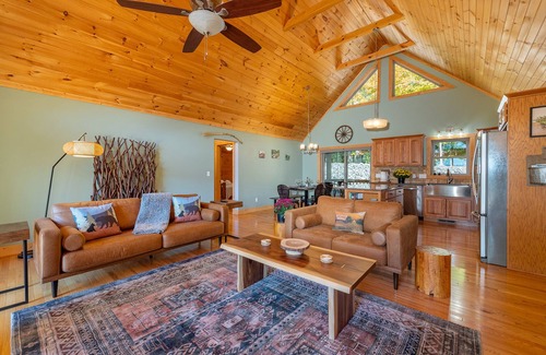 Bakersville Cabin | Inviting Retreat with Hot Tub & Breathtaking Mountain Views