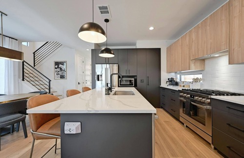 Holly House | Stunning New Modern Spacious 5-bedroom House Perfection With Pool Oasis!