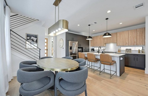 Holly House | Stunning New Modern Spacious 5-bedroom House Perfection With Pool Oasis!