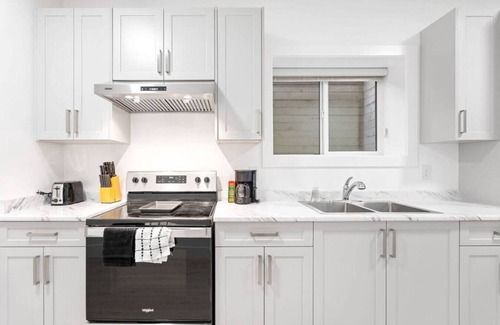 Surrey Newton House | Newly Furnished 2 Bdrm Suite in Surrey - Rated 9.4/10!